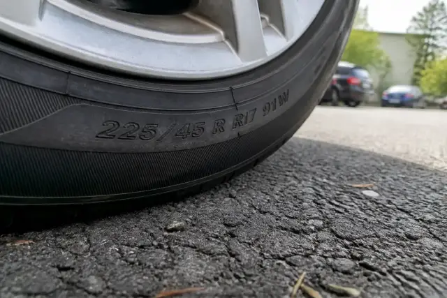 Gros plan sur un pneu montrant l'indice de charge pour les pneus et dimensions.